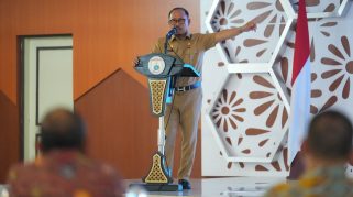 Gubernur Sulbar Suhardi Duka saat membuka kegiatan sinkronisasi usulan lokasi program listrik daerah dari pemerintah daerah dan fasilitasi penyiapan lahan serta penyelesaian perizinan di Sulbar, di Aula Graha Sandeq, Kompleks Kantor Gubernur Sulbar, Mamuju, Senin (19/10/2026).
